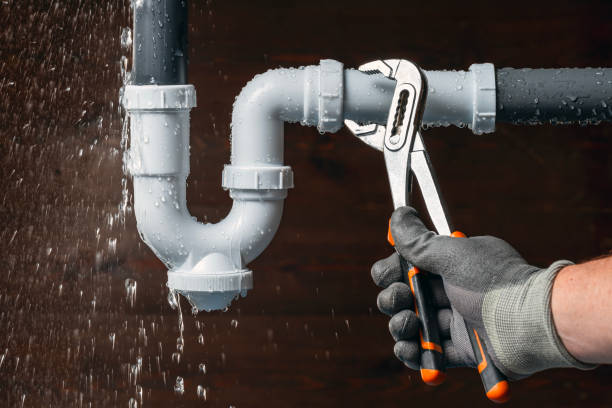 Professional Emergency Plumber technician working in Glencoe, IL